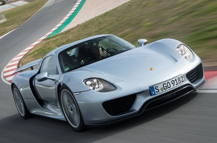foto de uma porsche 918