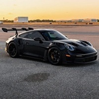uma porsche para no aeroporto