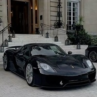 uma porsche preta parada
