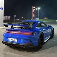 uma porsche gt3 rs azul para em um posto